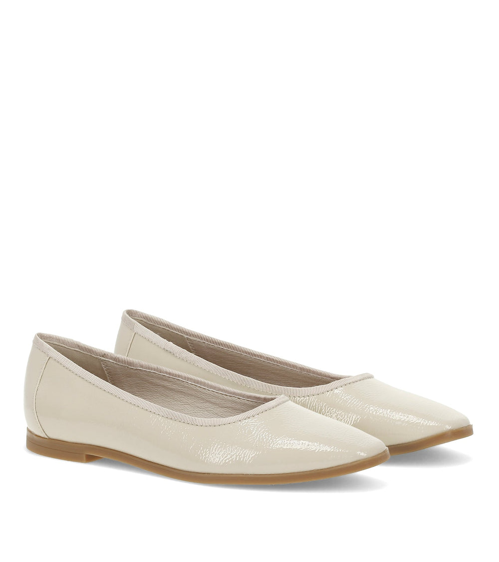 Baretraps Tania Casual Flat Ivory