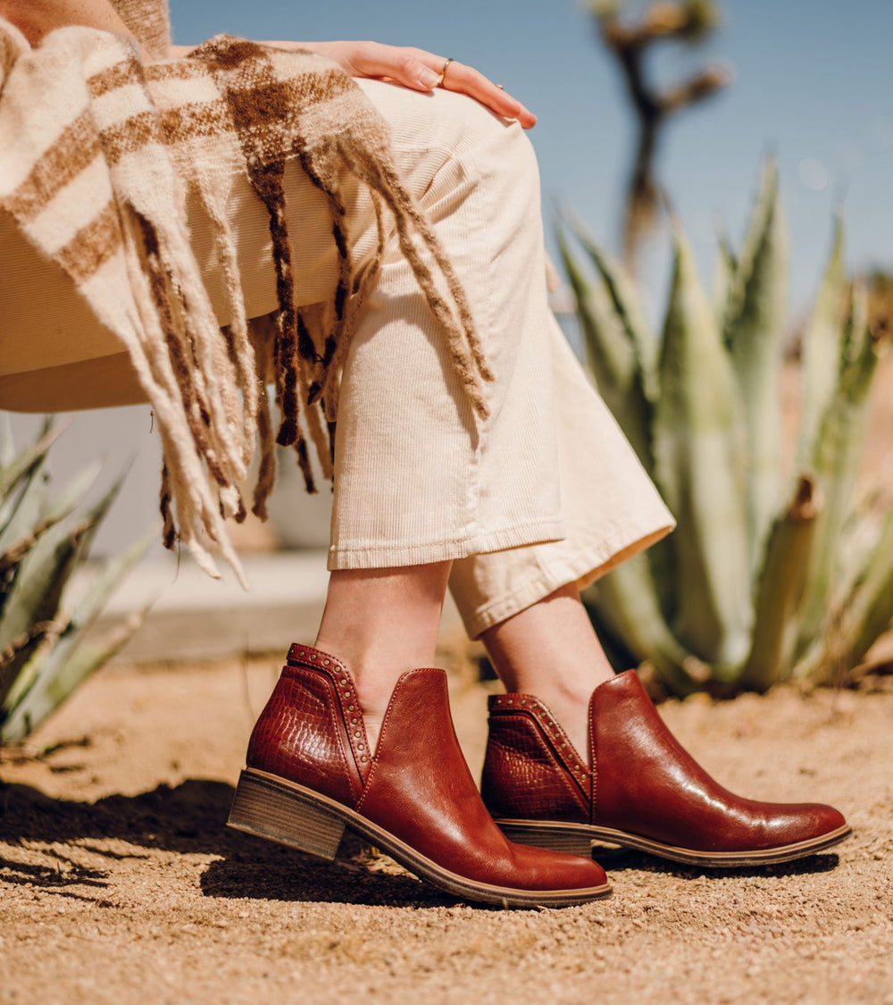Baretraps Avril Ankle Bootie Mahogany